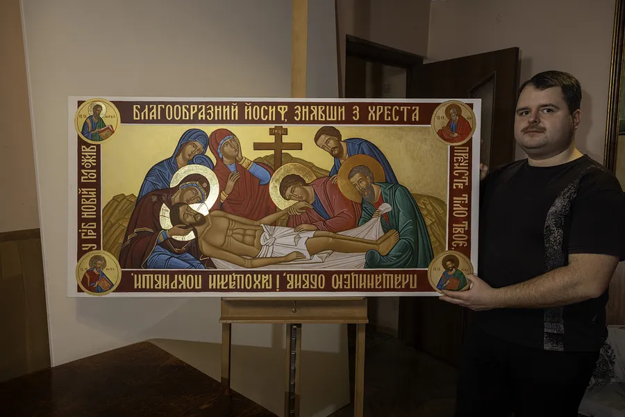 Зображення "Ікона Плащаниця "Покладення в гріб тіла Ісуса Христа"" від Андрій Майовець, розмір: 63х130, матеріали: полотно, акрил, позолота, медіум: Ікона